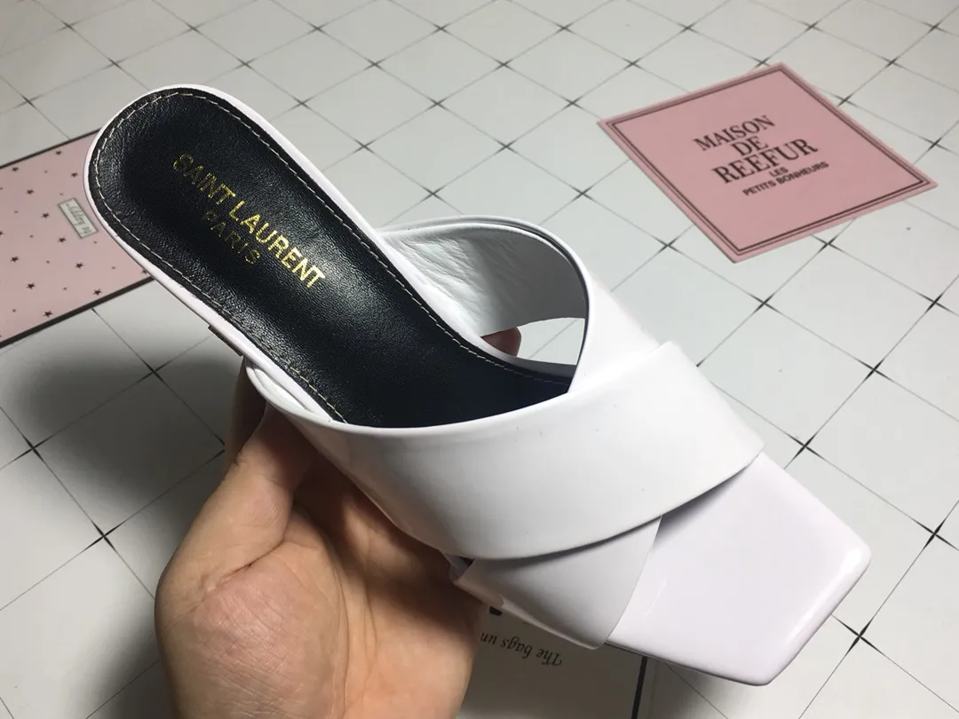 👟👟Ex-factory price 340👟👟 Genuine leather base +40 7CM heel cow patent leather series. 2018 Saint Laurent YSL’s strongest new cross-strap slippers are available in two heel heights. They are 7CM and 9CM respectively. The fabric is made of cowhide. The lining is made of first-layer sheepskin. Size: 34-41 (size 42 can be customized). It is very stable when walking and does not lose its heel.